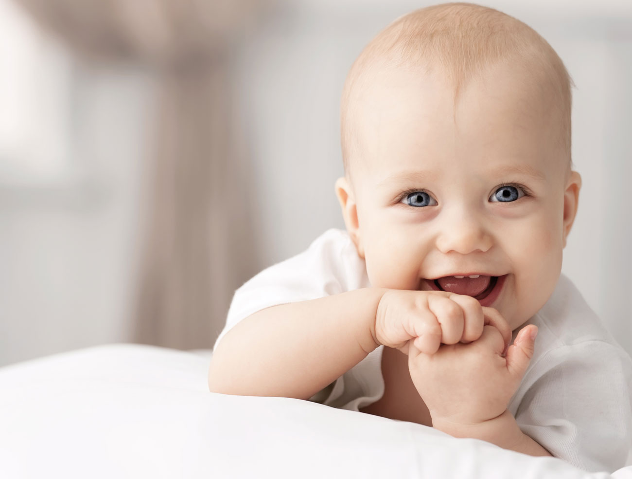 Baby lacht