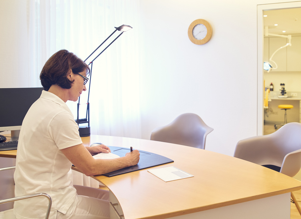 Am Schreibtisch Frauenärztin Karin Hörger