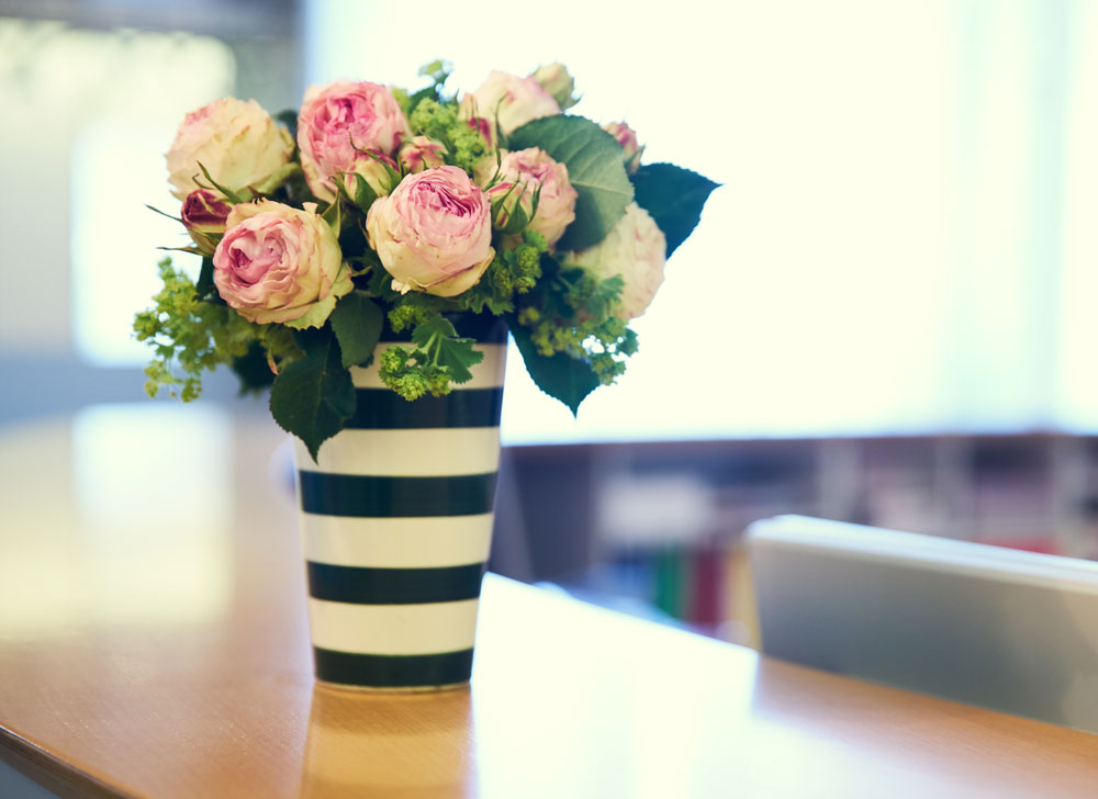 freundlicher Empfang mit Blumen